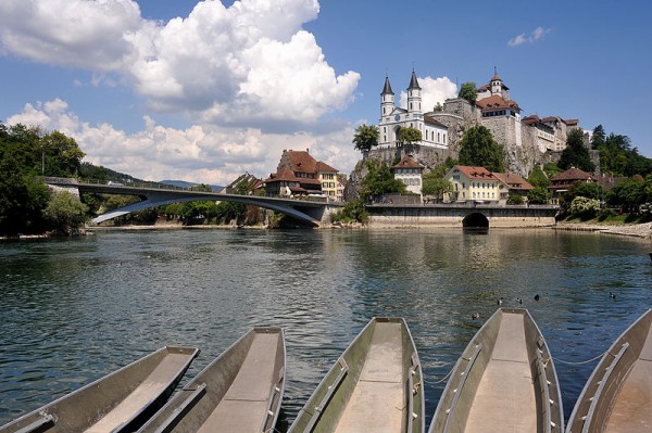 Bridge over the Aar by Robert Maillart, built 1912; Aargau, Switzerland. In the background the reformed church and the fortress. Photo by Хрюша.