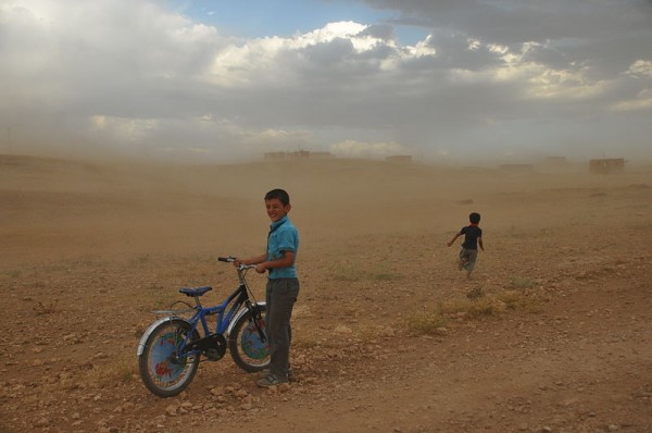 Kurdish children in dust storm locally called "Ecac" at Quzêrîb. Photo by Dûrzan.