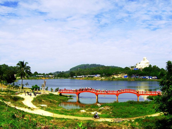 Trên đỉnh núi Cấm ở Tịnh Biên, An Giang, Việt Nam. Photo by Bùi Thụy Đào Nguyên.
