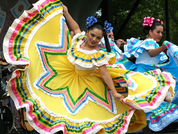 Cinco de Mayo dancers. Photo by dbking.