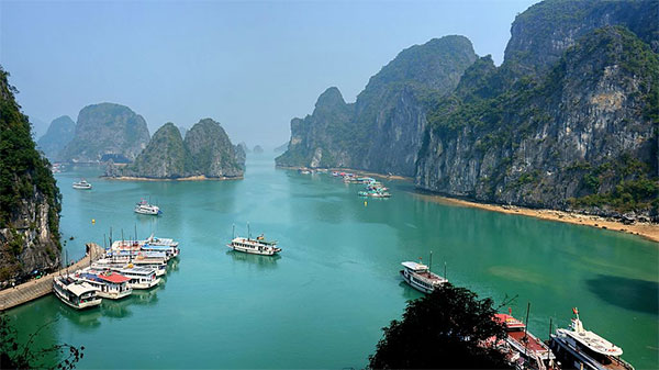 Ha Long Bay on a sunny day. Photo by Disdero.