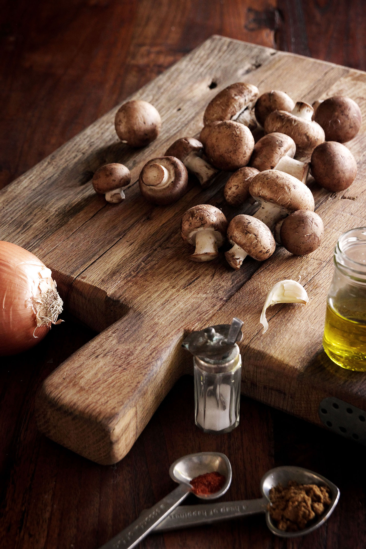Recipe for Israeli hummus with mushrooms and caramelized onion