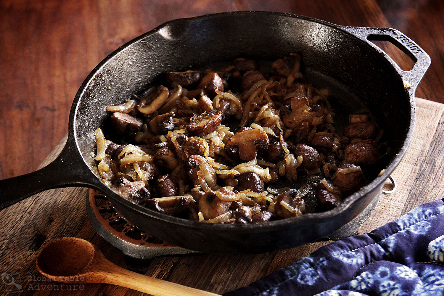 Recipe for Israeli hummus with mushrooms and caramelized onion